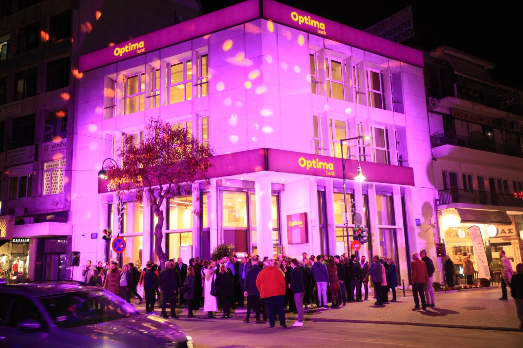 Άνοιξε τις πύλες του το κατάστημα της Λάρισας